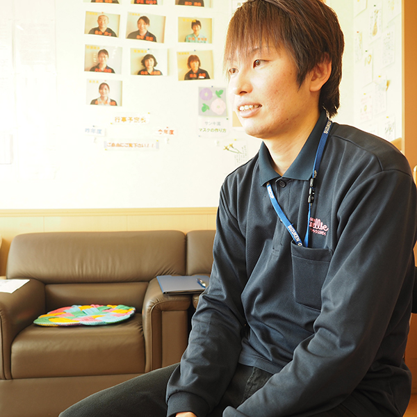 インタビューを受けている上松さんの写真