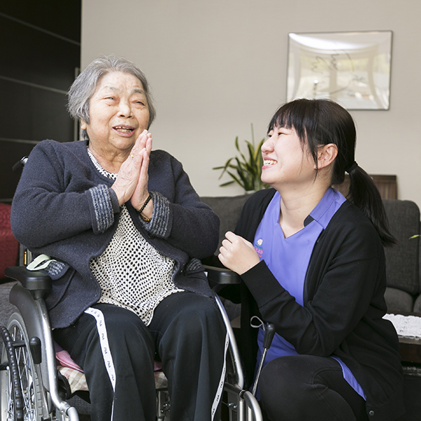 利用者さまと笑顔でお話しする倉橋さんの写真