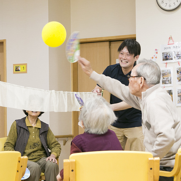 利用者さまとレクリエーションを行う森兼さんの写真