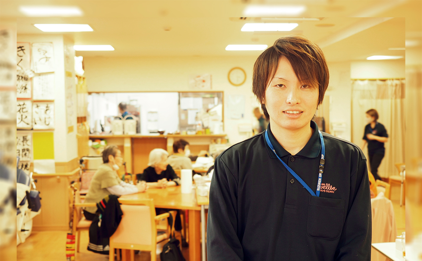 こちらを向く上松さんの写真