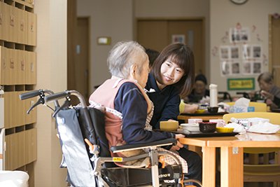 食事介助を行う椋田さんの写真