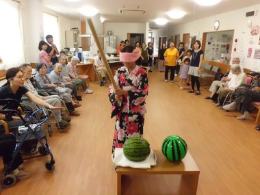 サンキ・ウエルビィ新南陽の夏祭り、スイカ割りで大盛り上がり！-1