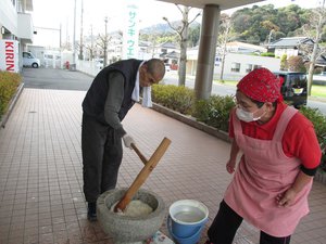 サンキ・ウエルビィ_グループホーム新南陽_餅つき