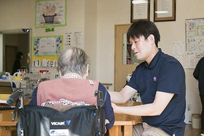 食事介助を行う森脇さんの写真