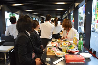 サンキ・ウエルビィ内定者懇親会_広電ビール電車-3