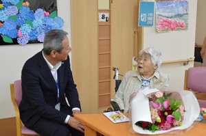 サンキ・ウエルビィ_小規模多機能センター井原_100歳祝い-3