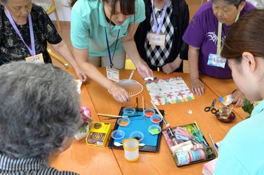 小規模多機能センター祇園、「ふれあい喫茶」でウチワ作り