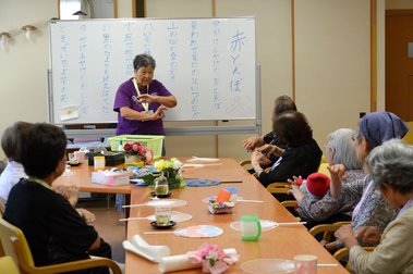 小規模多機能センター祇園、「ふれあい喫茶」で手話教室