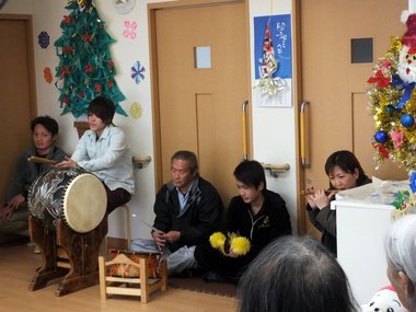 サンキ・ウエルビィ小規模多機能センター祇園_神楽実演-1