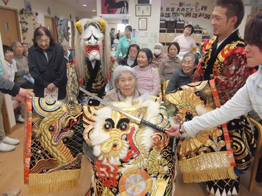 サンキ・ウエルビィ小規模多機能センター祇園_神楽衣装を披露