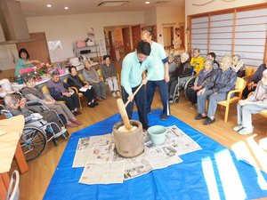 サンキ・ウエルビィ_小規模多機能センター秋鹿_餅つき会-2